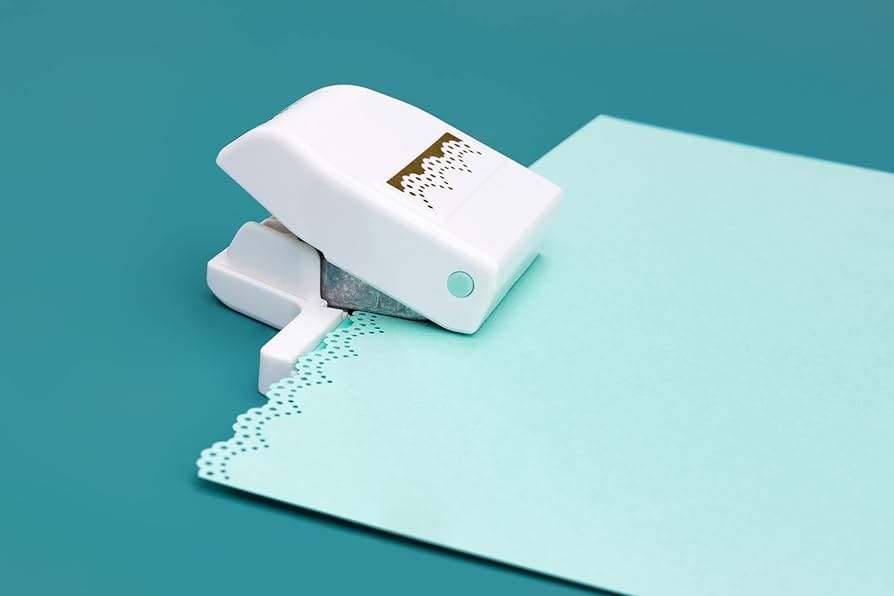 Scallop Lace Edge Punch – We R Memory Keepers (imagen 2)