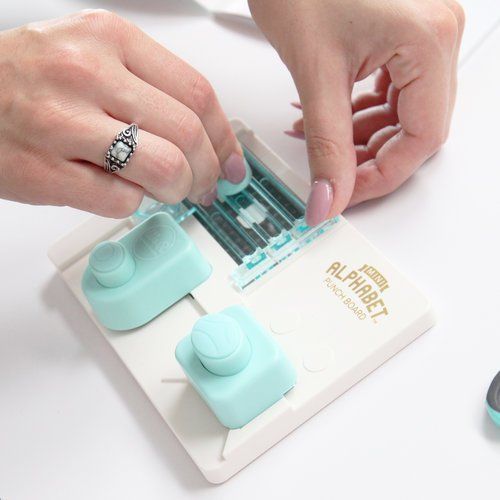 Mini Alphabet Punch Board – We R Memory Keepers (imagen 2)