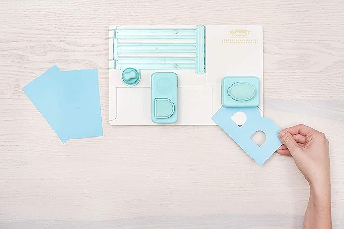 Alphabet Punch Board – We R Memory Keepers (imagen 3)